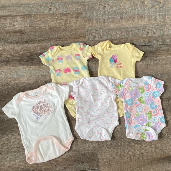 baby girls bodysuit 0-3m. - Picture 2 of 4